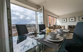 Quayside Apartment With Riverside Views & Parking